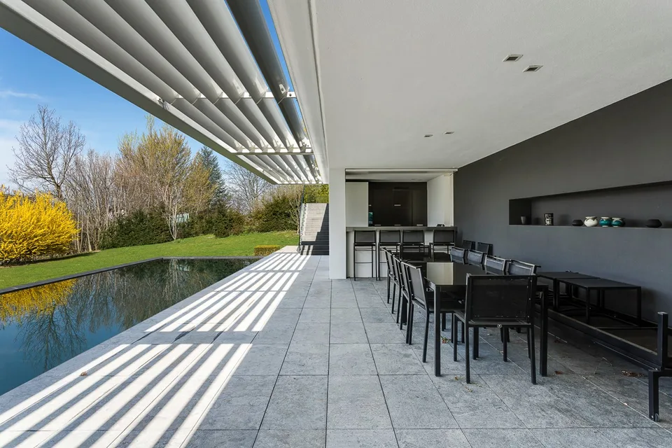 Proprietà contemporanea di eccezione con linee moderne – foto 10 di 12