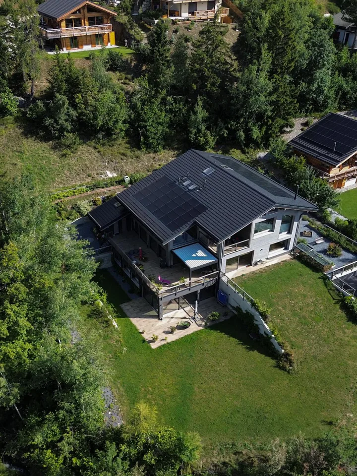 Architektenchalet von Ausnahme im Herzen der Natur mit Pool und Panoramablick