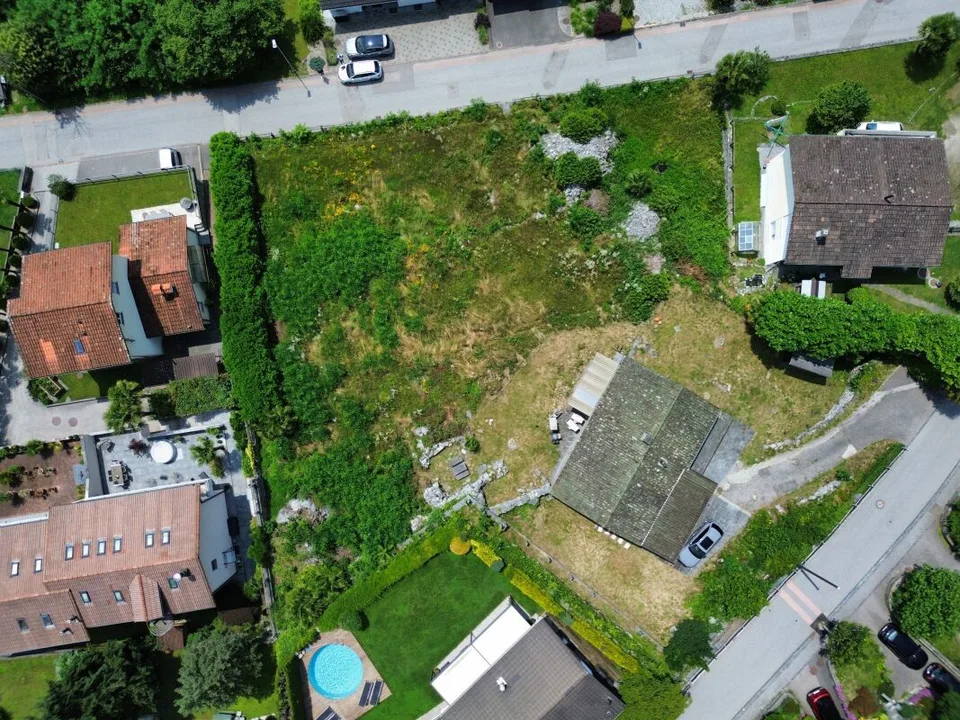 Baugrundstück von 2.254 m2 in ruhiger Lage, mit Haus zu renovieren