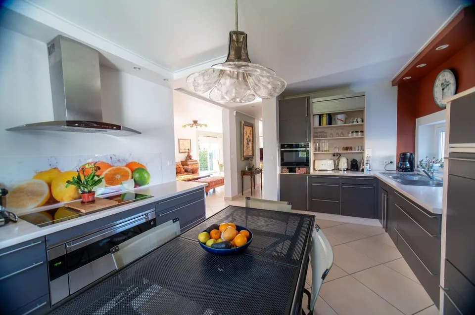 Superbe villa avec piscine et terrain constructible aux portes de Genève