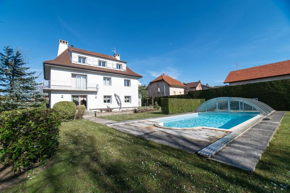 Superbe villa avec piscine et terrain constructible aux portes de Genève