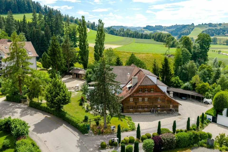Bauernhaus mit 4 Wohnungen und Pferdestall auf grosszügigem Grundstück an bester Lage