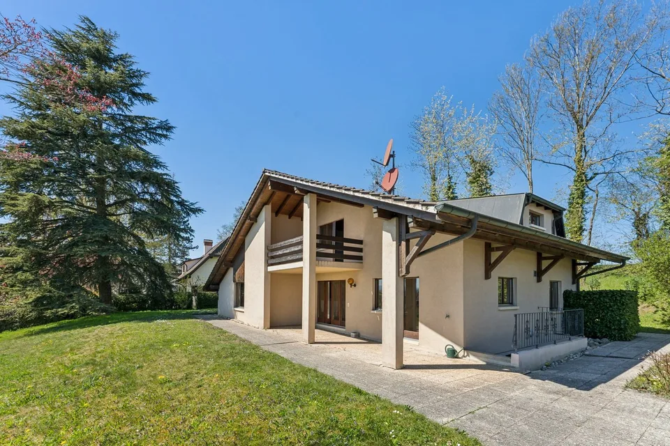 Grande maison individuelle à rénover avec vue dégagée