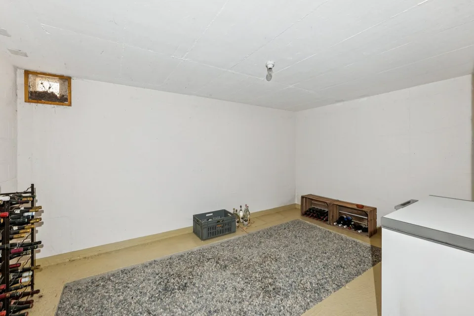 Großes Einfamilienhaus zur Renovierung mit freier Sicht – Foto 11 von 13