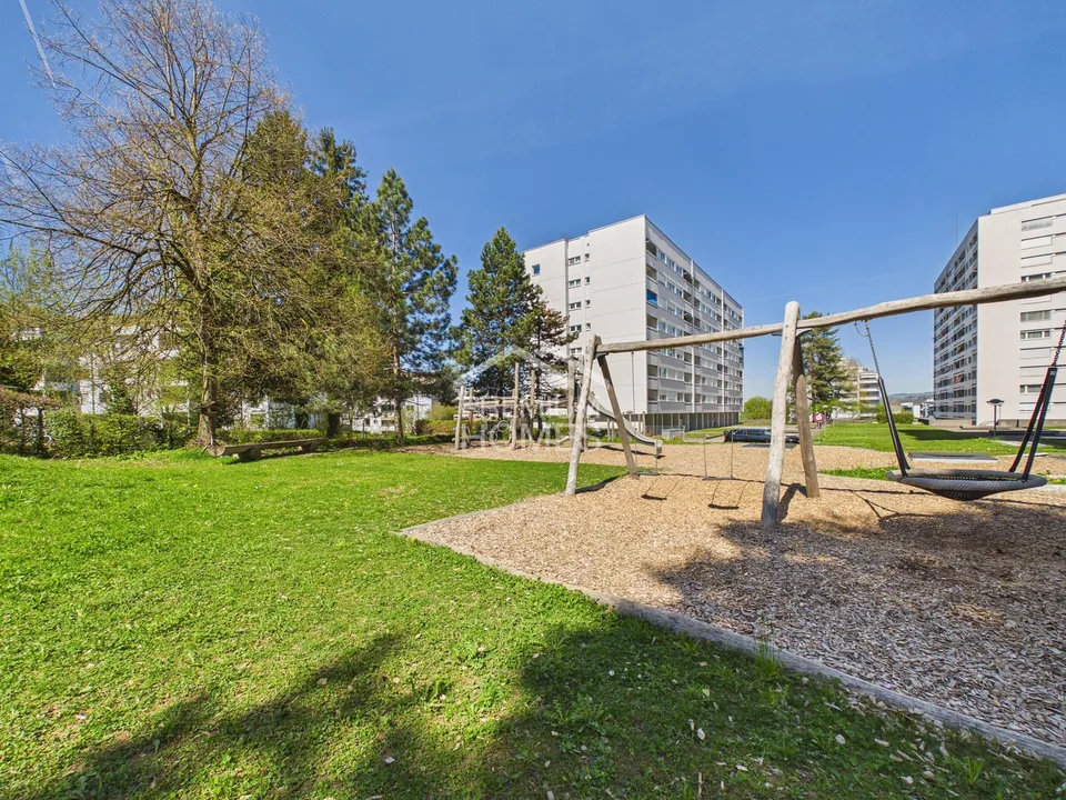 Familiare e centrale vicino al lago