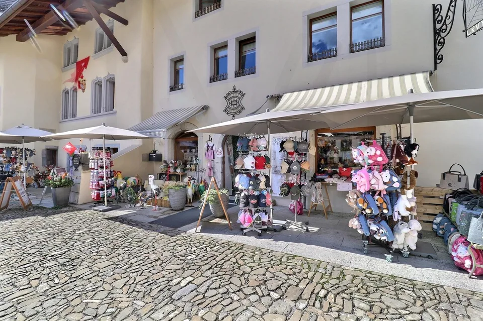 Prächtiges historisches Gebäude aus dem 15. Jahrhundert mit Gewerberaum und Wohnungen