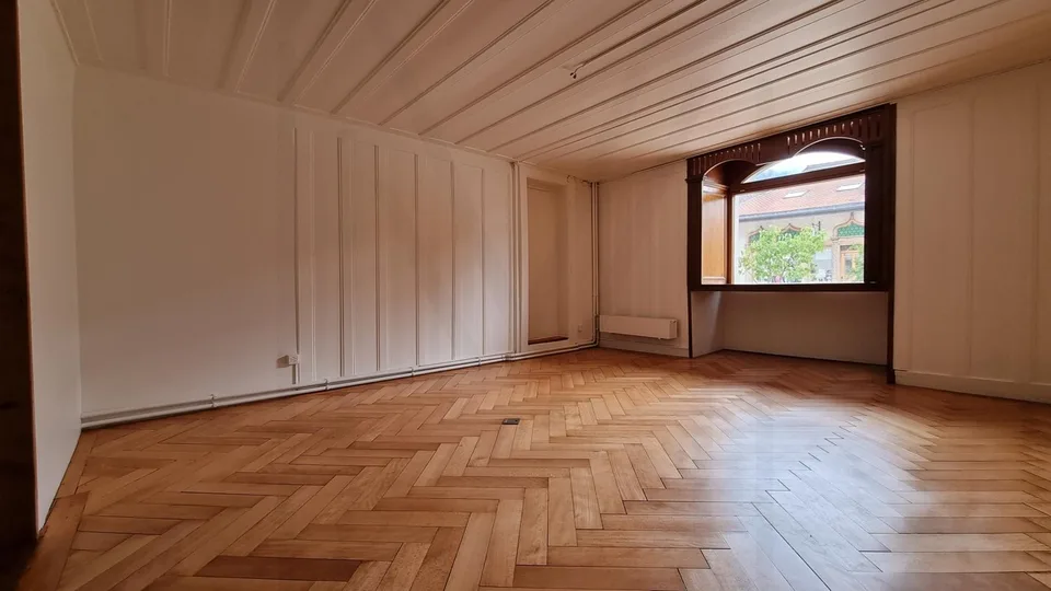Prächtiges historisches Gebäude aus dem 15. Jahrhundert mit Gewerberaum und Wohnungen