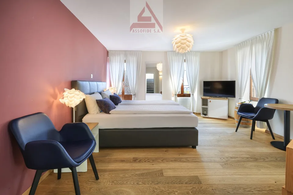 Piccolo boutique hotel con ristorante e ostello / Kleines Boutique-Hotel mit Restaurant und Hostel