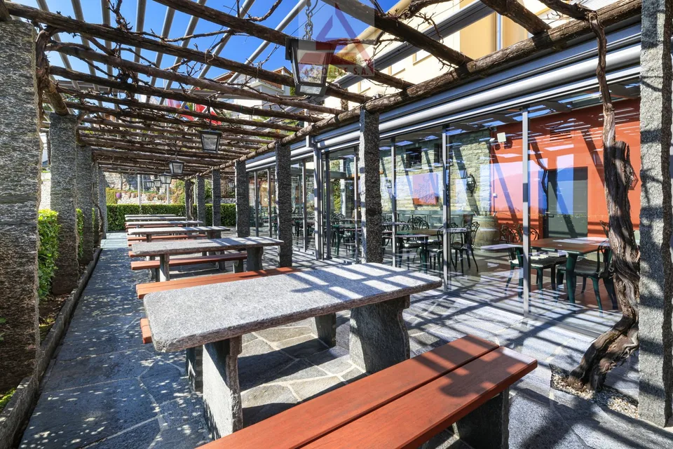 Piccolo boutique hotel con ristorante e ostello / Kleines Boutique-Hotel mit Restaurant und Hostel