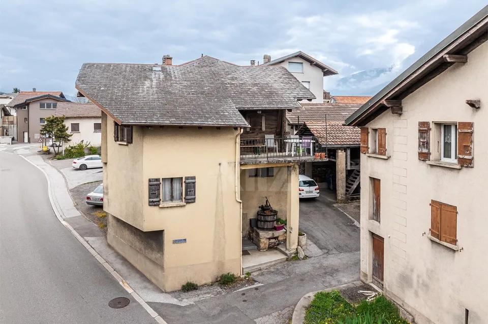 À rénover ! Maison villageoise avec grange attenante