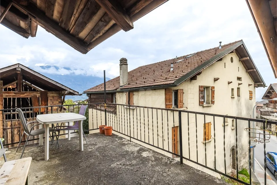 Da ristrutturare! Casa di villaggio con granaio annesso