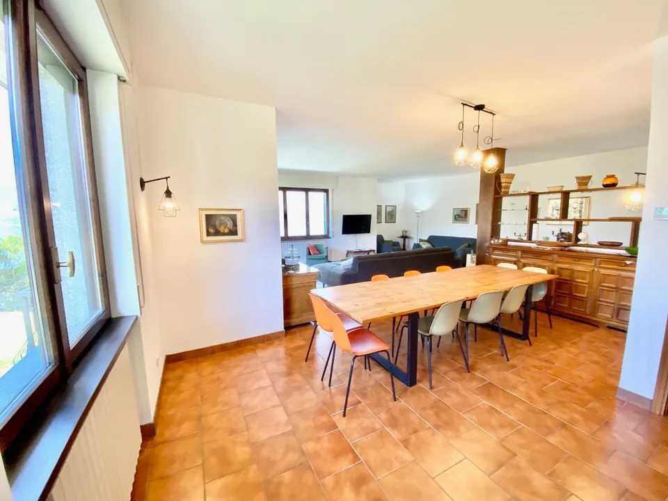 Villa grande e curata in posizione tranquilla e soleggiata con piscina privata e vista da sogno sul lago.