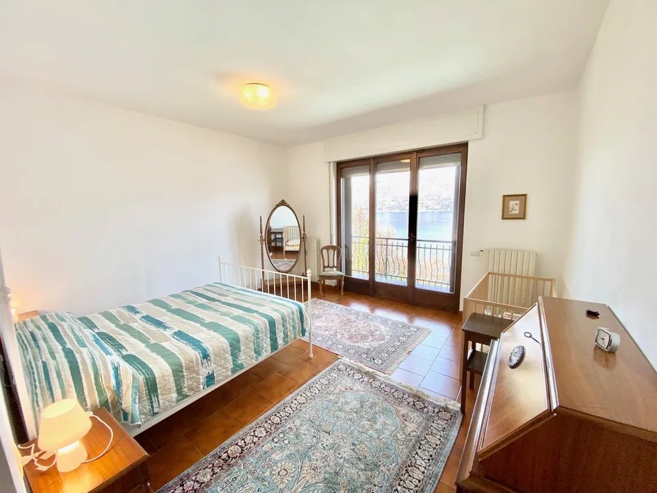 Grande et élégante villa dans un endroit calme et ensoleillé avec piscine privée et vue imprenable sur le lac. – photo 10 sur 19