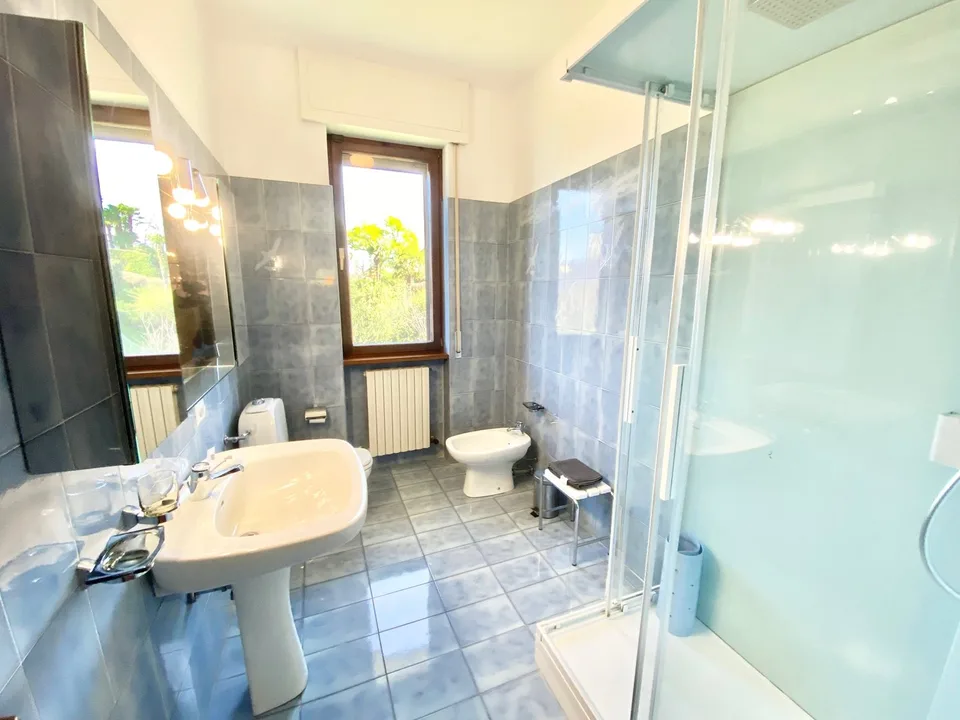 Grande et élégante villa dans un endroit calme et ensoleillé avec piscine privée et vue imprenable sur le lac. – photo 11 sur 19