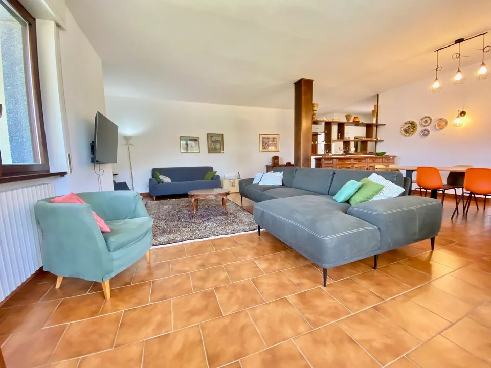 Villa grande e curata in posizione tranquilla e soleggiata con piscina privata e vista da sogno sul lago.