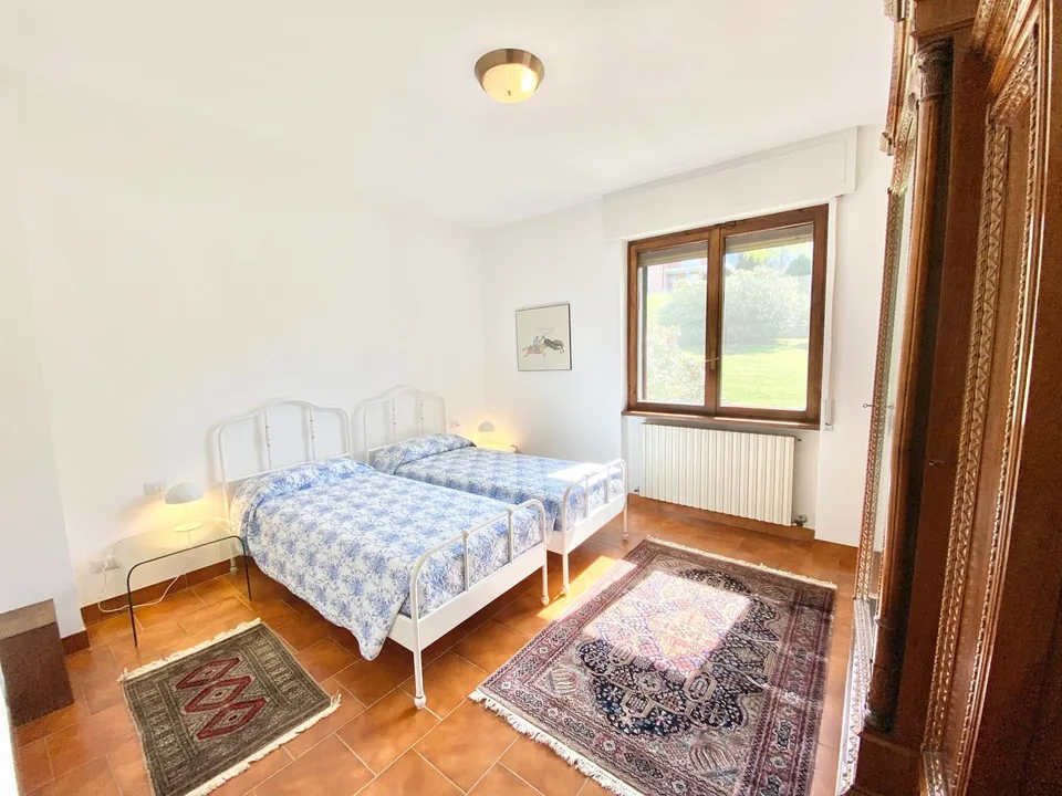 Grande et élégante villa dans un endroit calme et ensoleillé avec piscine privée et vue imprenable sur le lac. – photo 9 sur 19
