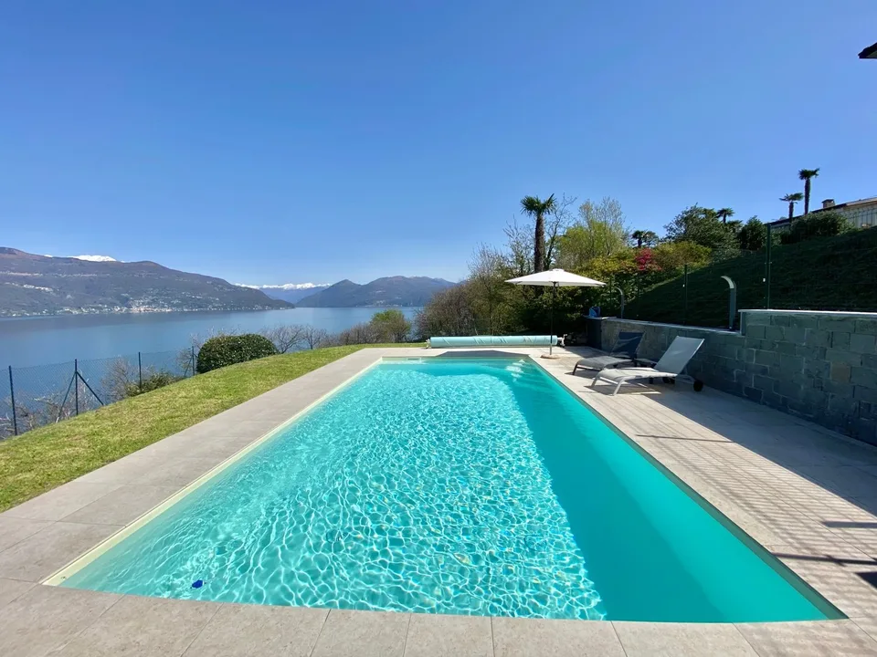 Grande et élégante villa dans un endroit calme et ensoleillé avec piscine privée et vue imprenable sur le lac. – photo 17 sur 19