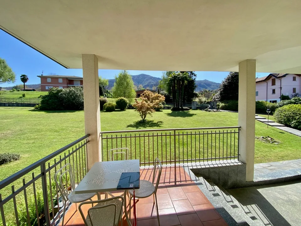 Grande et élégante villa dans un endroit calme et ensoleillé avec piscine privée et vue imprenable sur le lac. – photo 18 sur 19