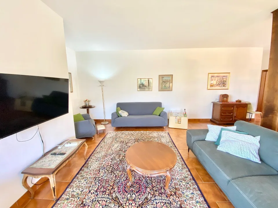 Villa grande e curata in posizione tranquilla e soleggiata con piscina privata e vista da sogno sul lago.