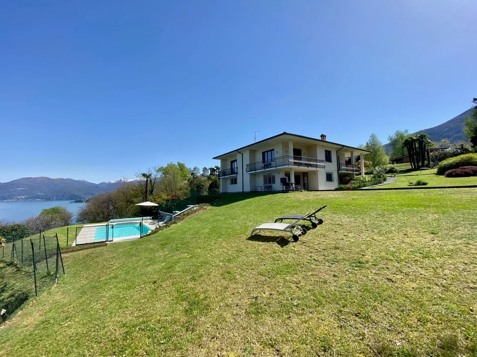 Grande et élégante villa dans un endroit calme et ensoleillé avec piscine privée et vue imprenable sur le lac. – photo 19 sur 19