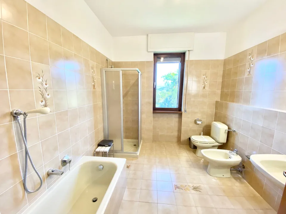 Grande et élégante villa dans un endroit calme et ensoleillé avec piscine privée et vue imprenable sur le lac. – photo 12 sur 19