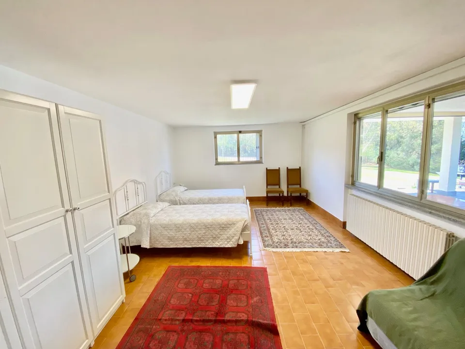 Grande et élégante villa dans un endroit calme et ensoleillé avec piscine privée et vue imprenable sur le lac. – photo 15 sur 19