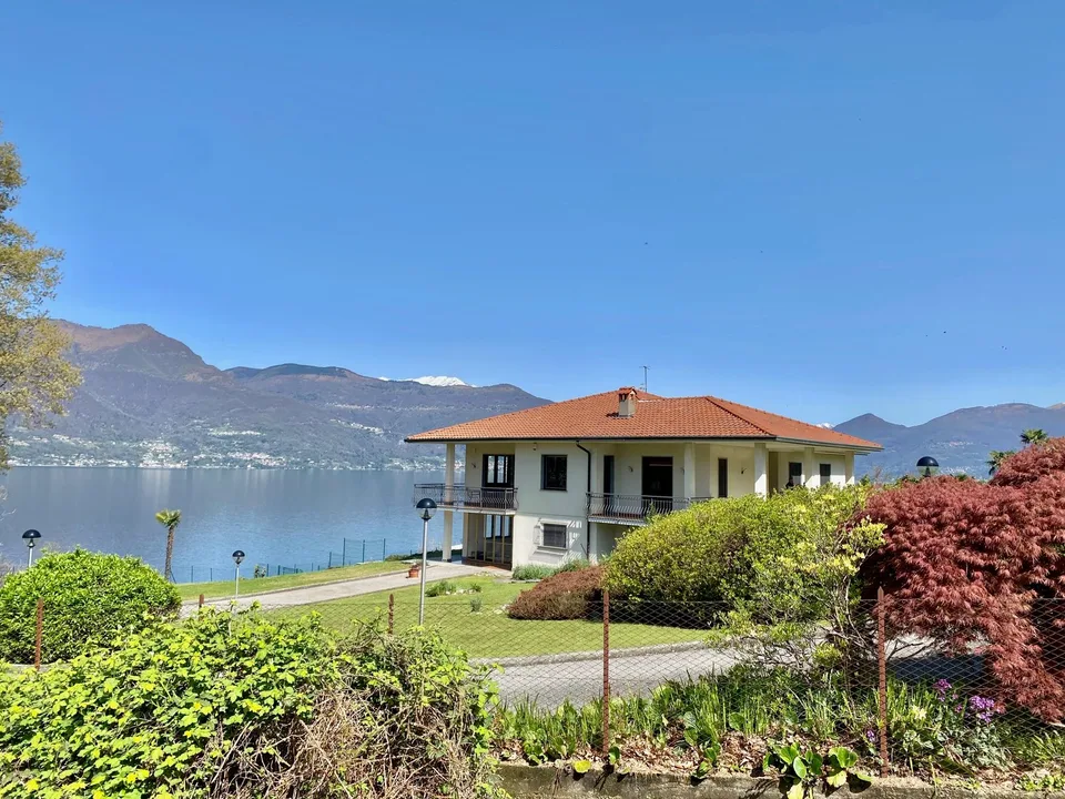Große und gepflegte Villa in ruhiger und sonniger Lage mit privatem Pool und Traumseeblick.
