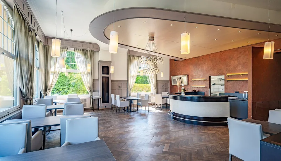 MAJESTÄTISCH ÜBER DEM THUNERSEE - PARKHOTEL OBERHOFEN