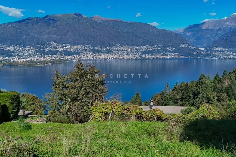 Terreno immerso nel verde  con incantevole vista sul Lago Maggiore