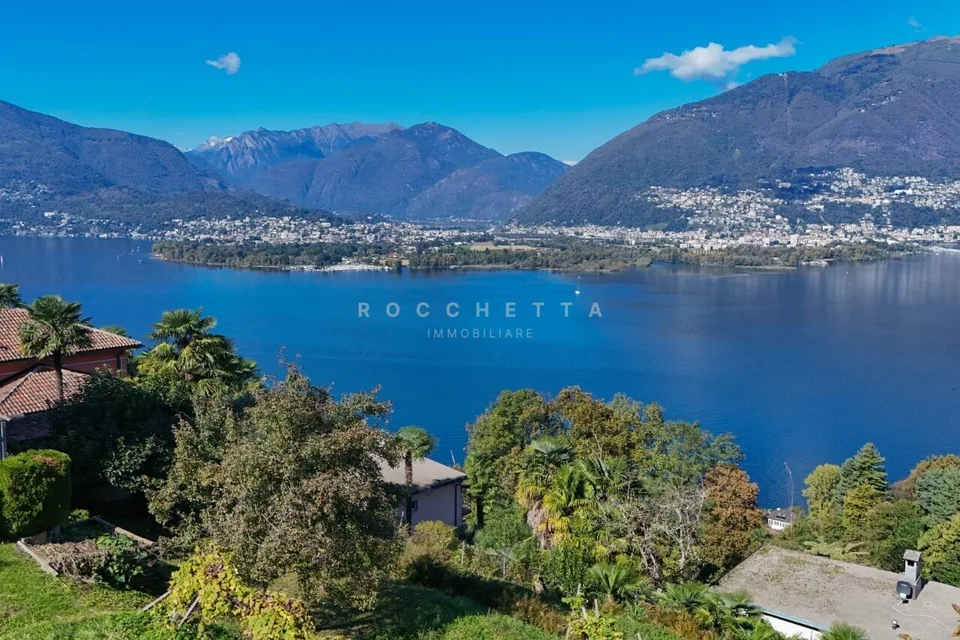 Terreno immerso nel verde  con incantevole vista sul Lago Maggiore