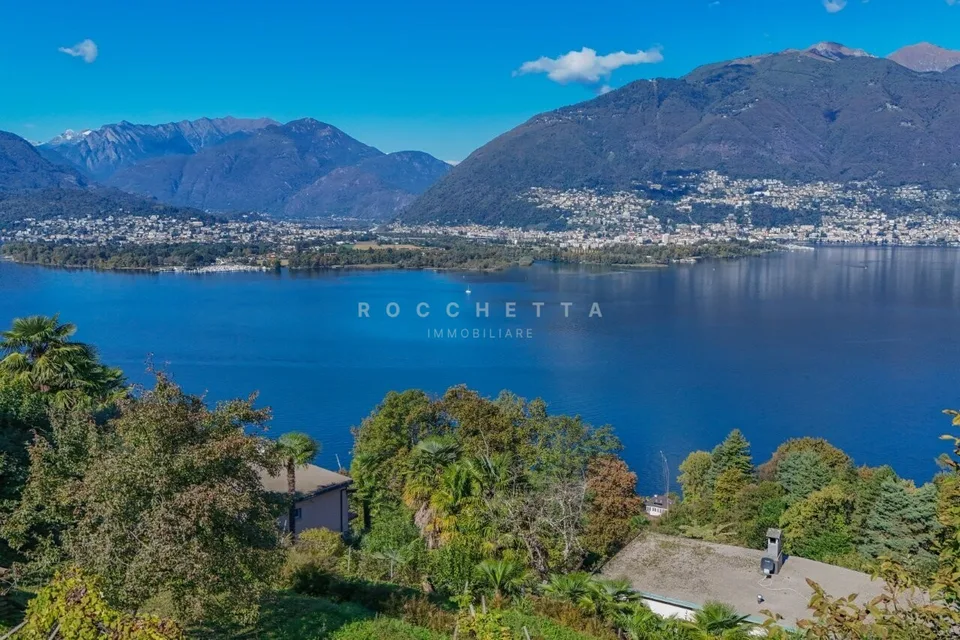 Terreno immerso nel verde  con incantevole vista sul Lago Maggiore