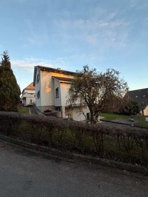Incantevole casa unifamiliare di 5,5 locali con giardino a Biel-Benken
