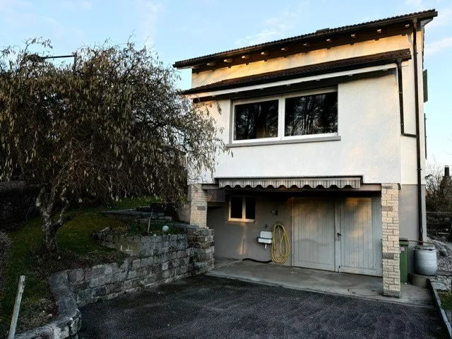 Incantevole casa unifamiliare di 5,5 locali con giardino a Biel-Benken