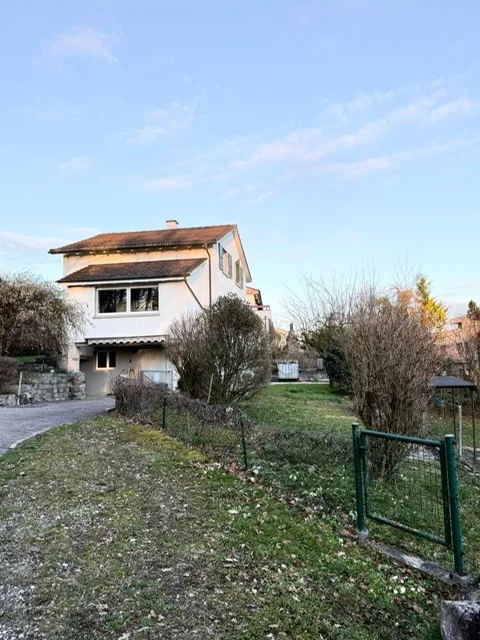 Incantevole casa unifamiliare di 5,5 locali con giardino a Biel-Benken
