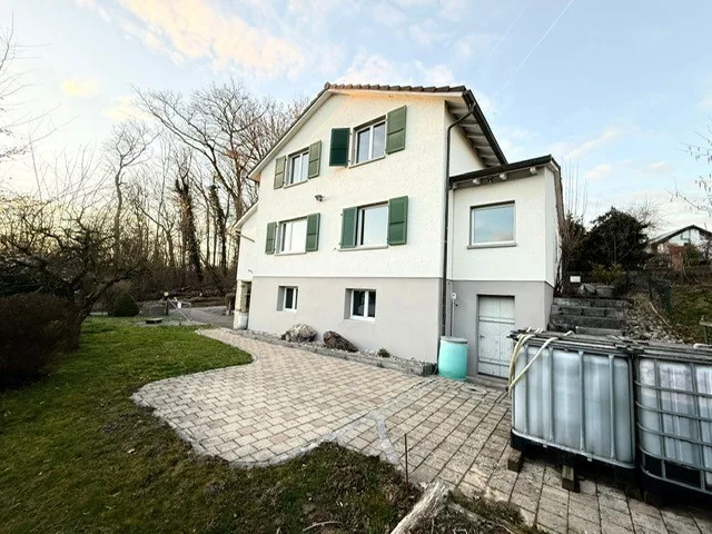 Incantevole casa unifamiliare di 5,5 locali con giardino a Biel-Benken