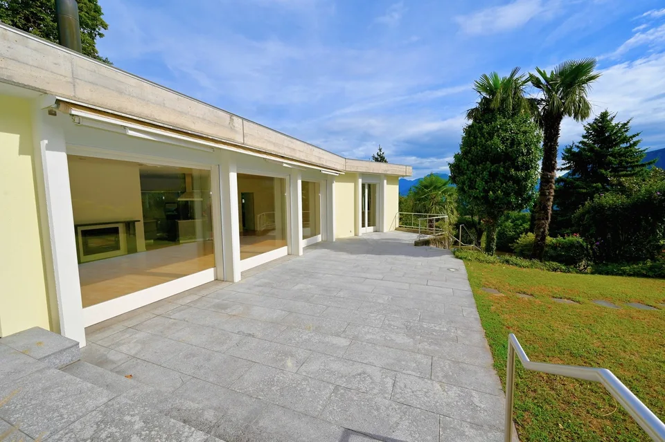 Villa con Piscina e Vista sul Lago di Lugano e Montagne Corcostastanti