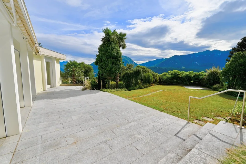 Villa con Piscina e Vista sul Lago di Lugano e Montagne Corcostastanti