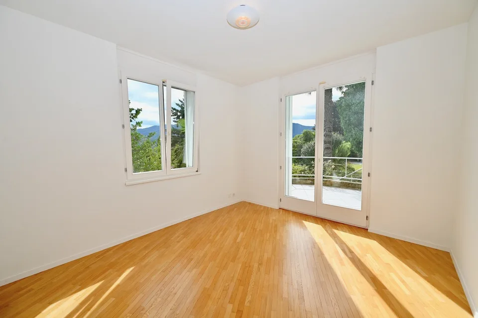 Villa con Piscina e Vista sul Lago di Lugano e Montagne Corcostastanti – Foto 12 von 13