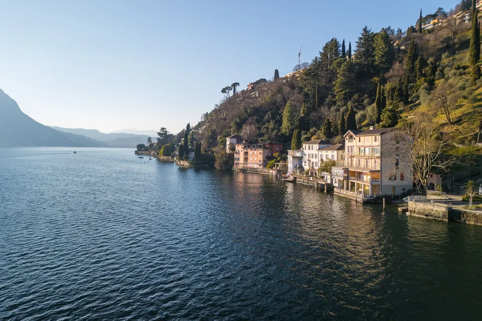 VENDESI PROPRIETA SUL LAGO