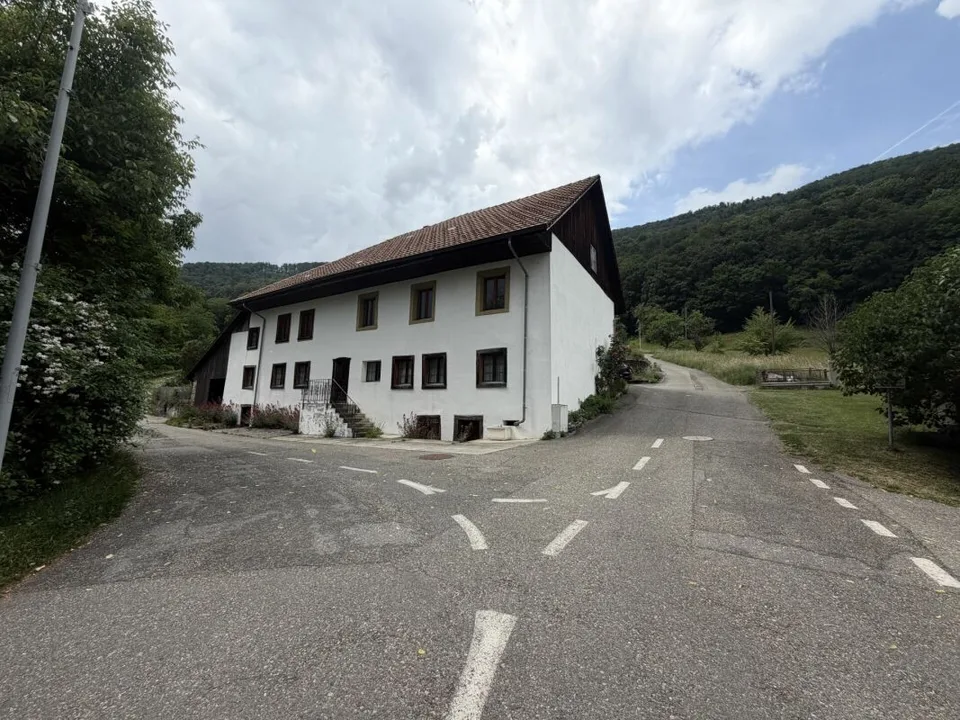 Seltene Gelegenheit: Wohnhaus mit Ökonomieteil und Baulandreserve auf 1'752 m² in Lostorf