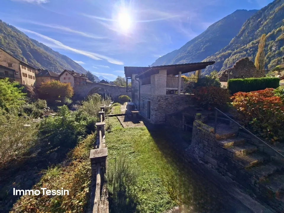 SELTENHEIT: Haus auf der Insel in Giornico, dem als schönstes Dorf in der Schweiz ausgezeichneten Dorf