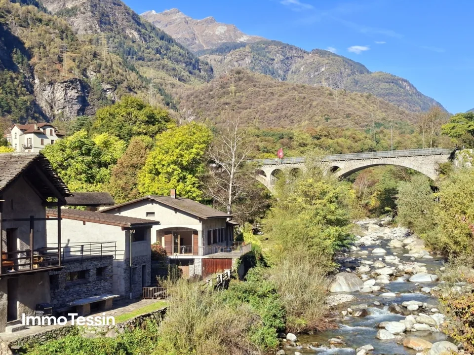SELTENHEIT: Haus auf der Insel in Giornico, dem als schönstes Dorf in der Schweiz ausgezeichneten Dorf