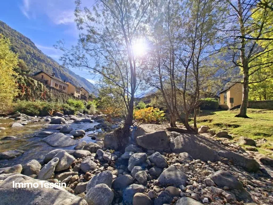 SELTENHEIT: Haus auf der Insel in Giornico, dem als schönstes Dorf in der Schweiz ausgezeichneten Dorf