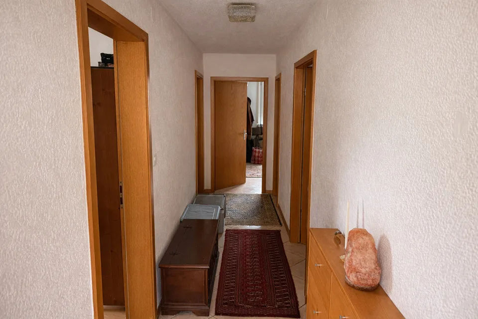 APPARTEMENT DE 3.5 PCES AU 1ER ETAGE AVEC GARAGE BOX ET PLACE EXT.