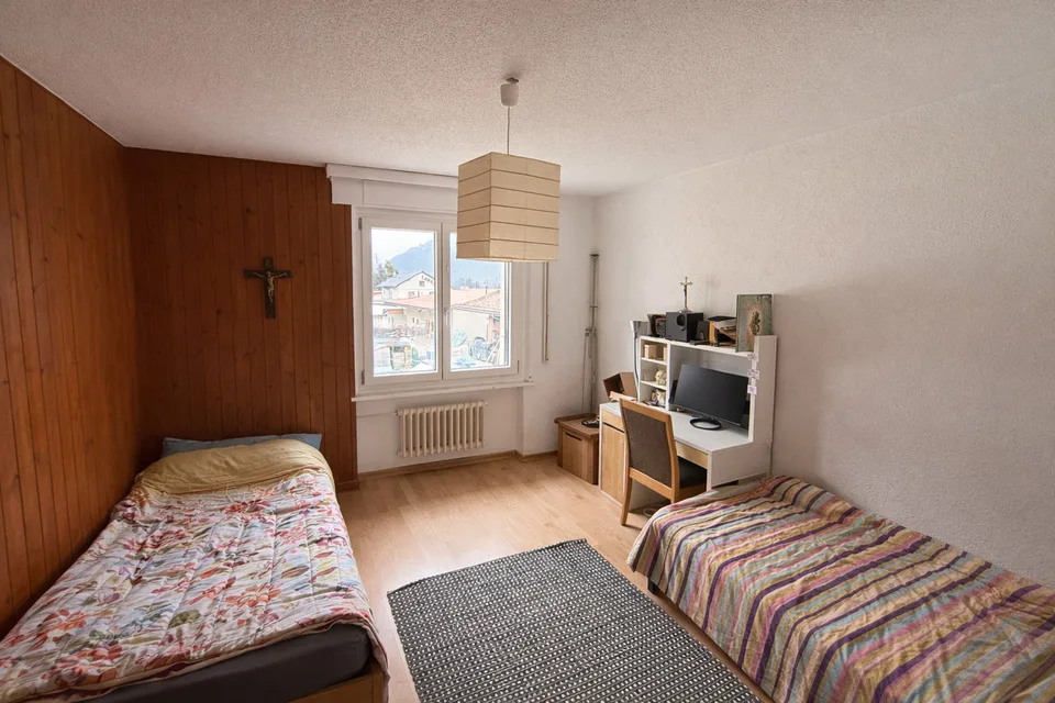 APPARTEMENT DE 3.5 PCES AU 1ER ETAGE AVEC GARAGE BOX ET PLACE EXT.