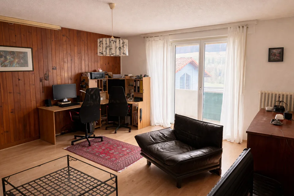APPARTEMENT DE 3.5 PCES AU 1ER ETAGE AVEC GARAGE BOX ET PLACE EXT.