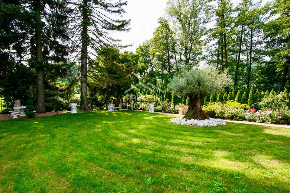 Residenza di prestigio tra parco, bosco, lago e privacy assoluta