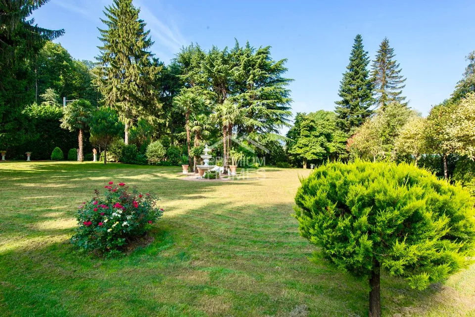 Residenza di prestigio tra parco, bosco, lago e privacy assoluta