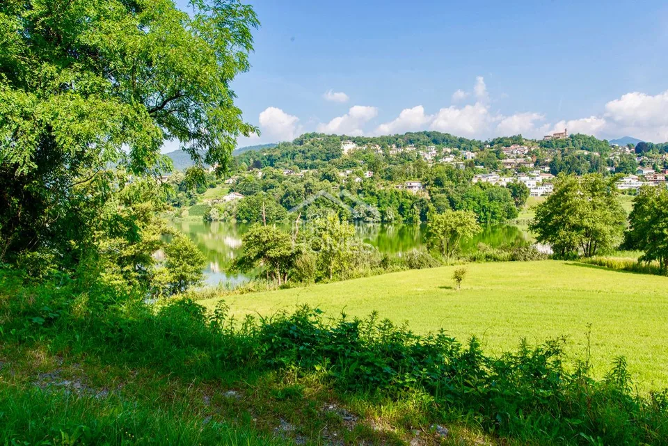 Residenza di prestigio tra parco, bosco, lago e privacy assoluta