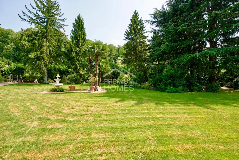 Residenza di prestigio tra parco, bosco, lago e privacy assoluta
